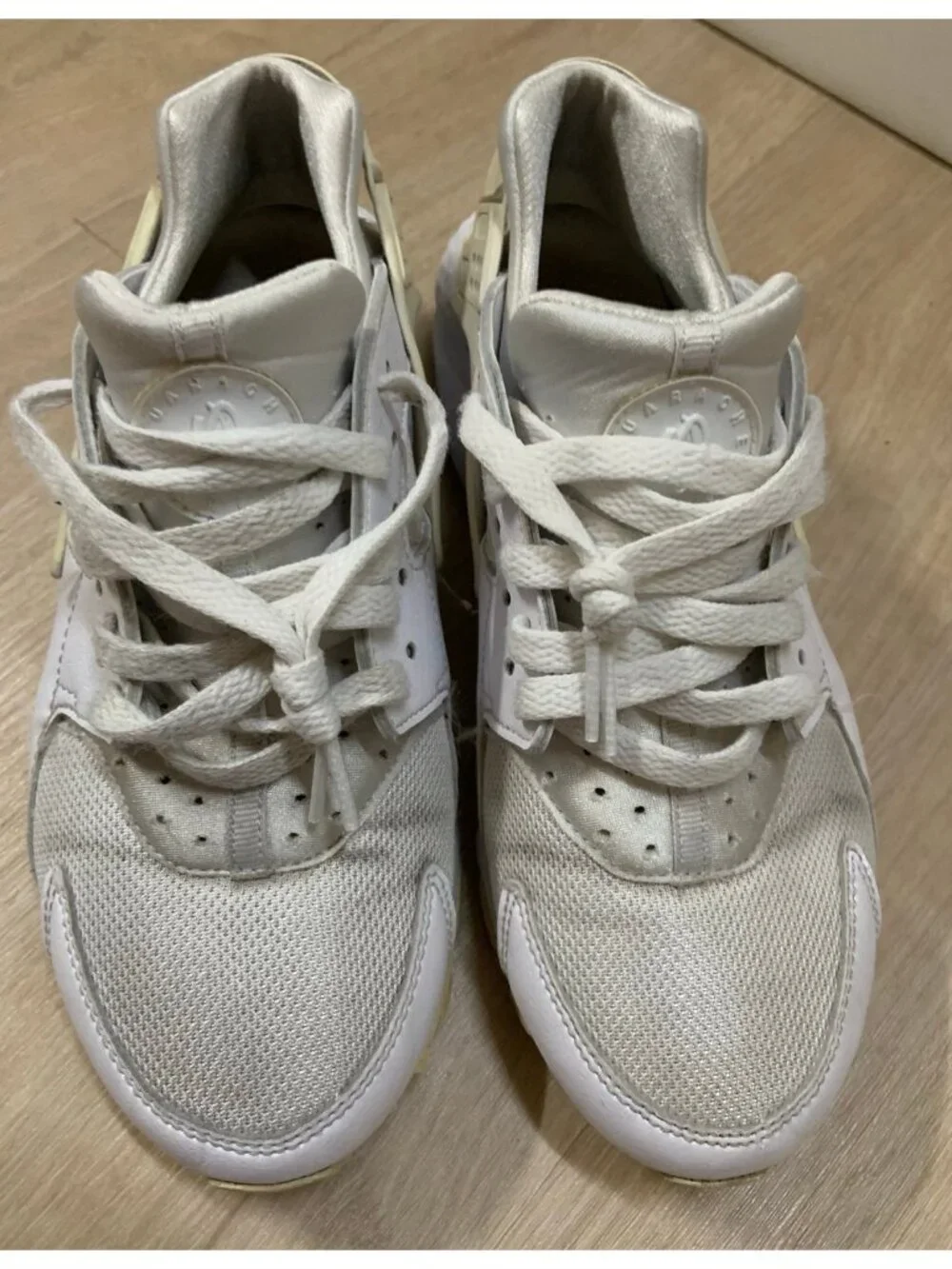 Nike Air Huarache Run 654275-110 White youth Sneakers size 7Y, condition is good